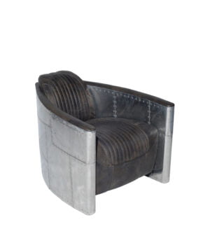 Mörk läderstol med metall-detaljer från märket Tomcat Aviator
