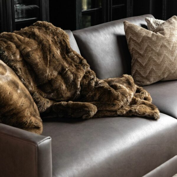 AMBER WOLF throw