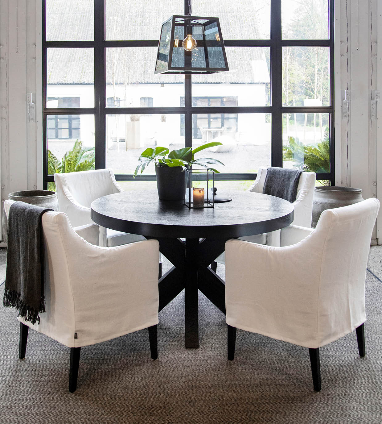 HOW TO CHOOSE THE RIGHT DINING TABLE