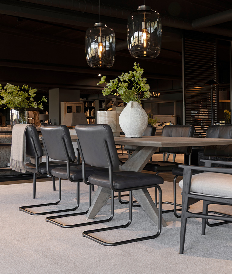 UPPLEV VÅRENS KOLLEKTION PÅ PLATS