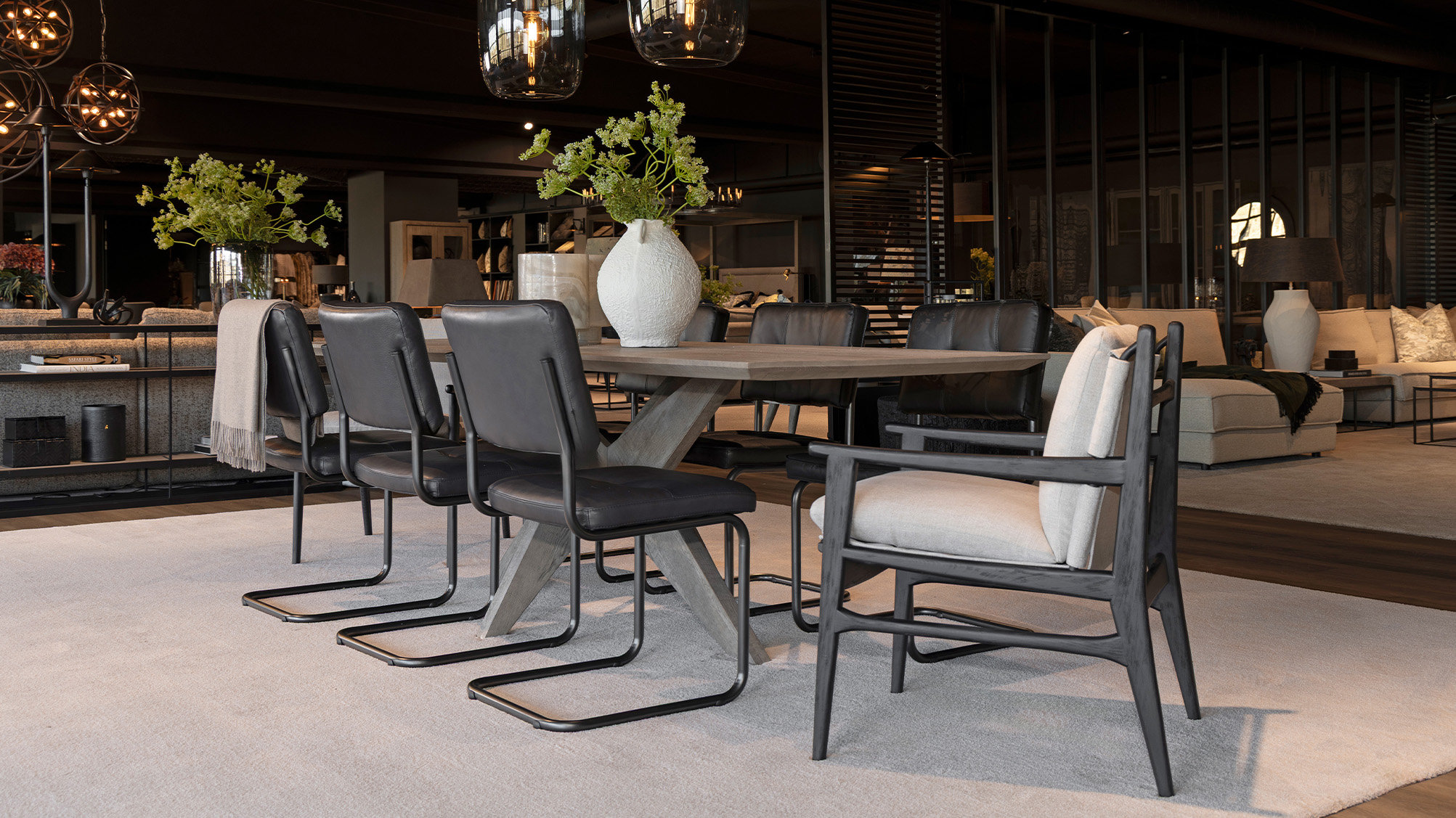 UPPLEV VÅRENS KOLLEKTION PÅ PLATS