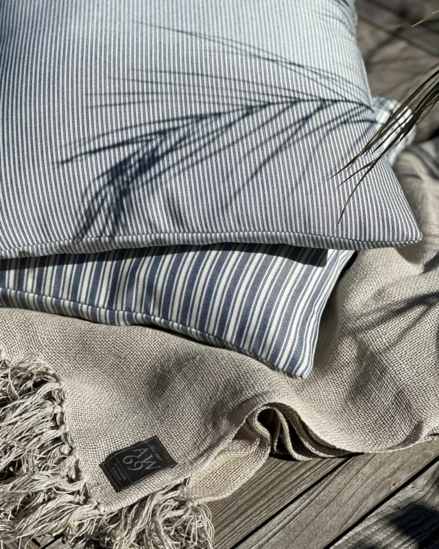 Soft textiles in natural tones and classic stripes set the mood for relaxed summer moments. Layer your cushions and throws for extra comfort and effortless style – indoors or out.
.
.
#artwood1969 #differentwaysofliving #textileinspo #stripedpillows #summerstyle #outdoordecor #slowmoments #interiordetails #coastallook