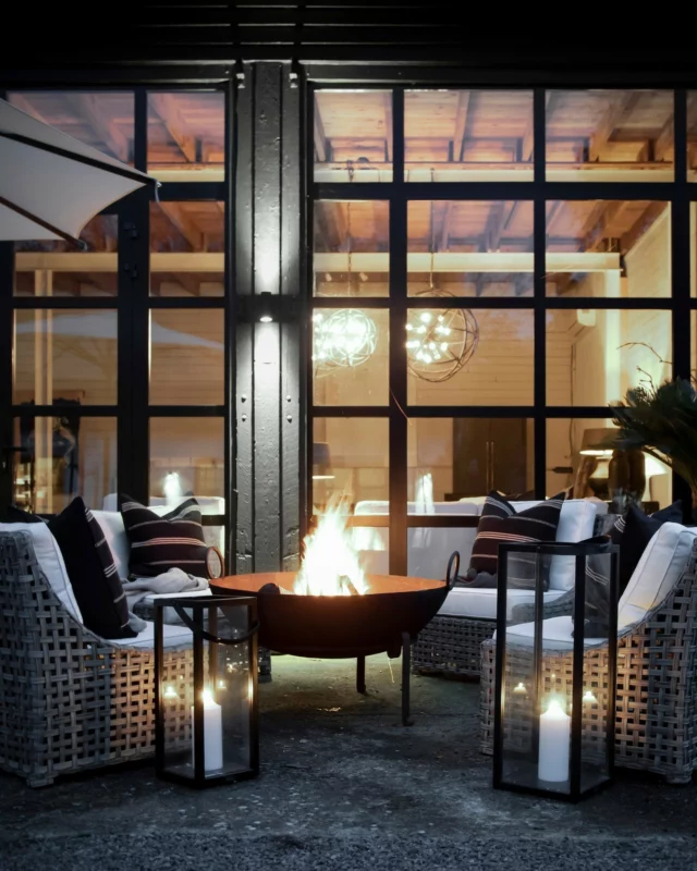 An evening by the fire — where warmth, light, and good company meet. A timeless tradition, wherever you are.
.
.
#artwood1969 #differentwaysofliving #outdoorliving #eveningvibes #firebowl #cozycorners #outdoordecor #timelessdesign #nordicliving #modernoutdoorstyle