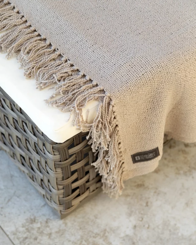 Start the week in soft style. Soft throws in timeless materials set the tone for calm, comfort, and effortless elegance — whether you're enjoying your morning coffee or winding down at sunset.
.
.
#artwood1969 #differentwaysofliving #softthrows #timelessdesign #neutralinteriors #interiorinspo #outdoorliving #cozyvibes #slowmornings #textilesmatter