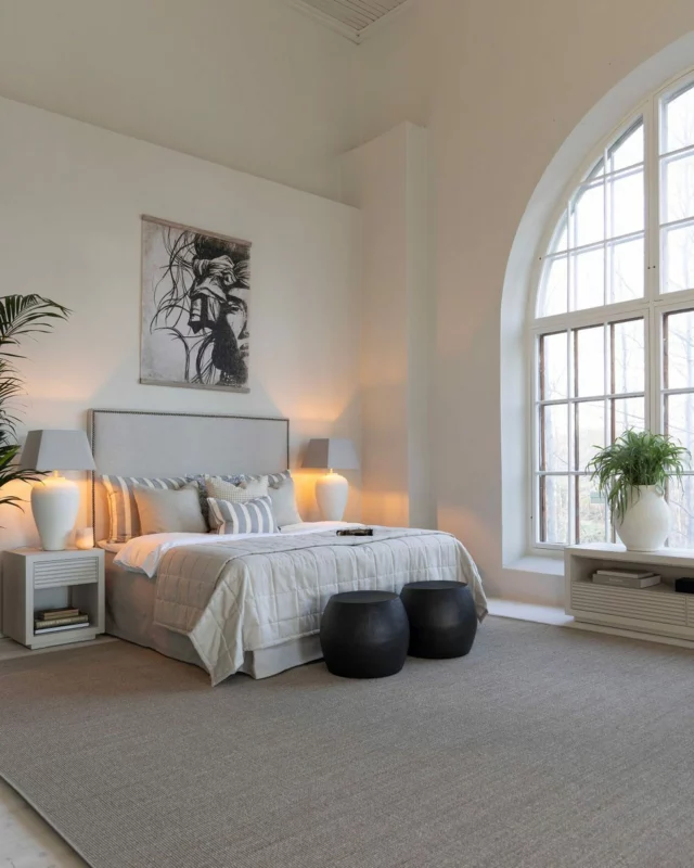 Soft neutrals, elegant contrasts, and a touch of classsic design — a bedroom styled for calm and comfort.
.
.
#artwood1969 #differentwaysofliving #neutralinterior #bedroominspiration #interiordesign #artwoodliving #serenespaces #scandinaviandesign #interiorstyling #harmonioushome #bedroominspo #bedroom