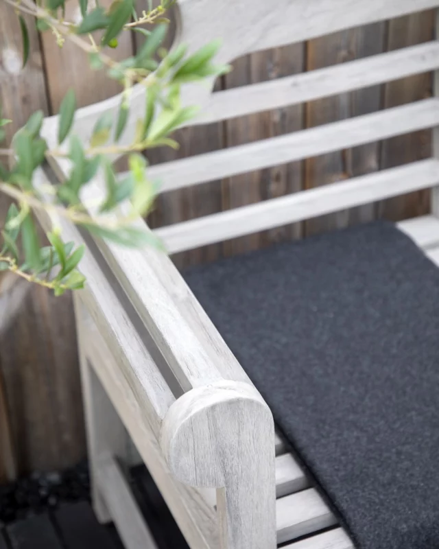 Bring charm to your outdoor space with the Vintage sofa – a classic design that adds character and timeless appeal.
.
.
#artwood1969 #differentwaysofliving #outdoorstyle #gardenfurniture #classicdesign #weatheredwood #vintagesofa #outdoorinspiration #timelessoutdoor #artwoodliving