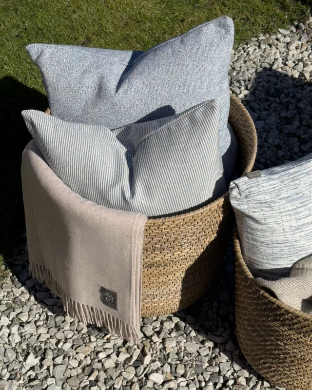 Outdoor inspiration - Natural storage with a seasonless feel – perfect for cushions, throws, and essentials in your outdoor space. Practical, beautiful, and built to last.
.
.
#artwood1969 #differentwaysofliving #outdoorinspiration #naturalstorage #wovenbaskets #stylishorganization #seasonlessstyle #outdoorliving #scandinaviandesign #timelessdecor