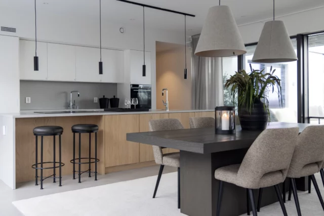 Thursday vibes: If the weather keeps you inside, let your home be the escape. Dine in a light-filled, serene space where natural tones and soft textures create everyday elegance – perfect for slow moments.
.
.
#artwood1969 #differentwaysofliving #modernkitchen #dininginspo #indoordecor #calmspaces #interiorvibes #nordicstyle #homedesign