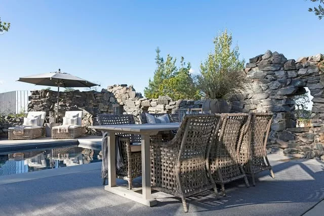 Dine under the open sky with the Palermo dining table and Malaga dining chairs. A timeless combination of structure and softness – designed for long meals and warm conversations.
.
.
#artwood1969 #differentwaysofliving #outdoorliving #gardenfurniture #outdoordining #terracedesign #modernpatio #rattanfurniture #elegantoutdoors #naturaltextures #alfrescodining #outdoorinspiration